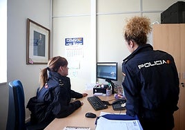 Dos agentes de la Policía Nacional, en una imagen de archivo.