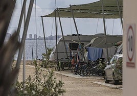 Caravanas aparcadas en el camping Mar Menor de Los Alcázares.