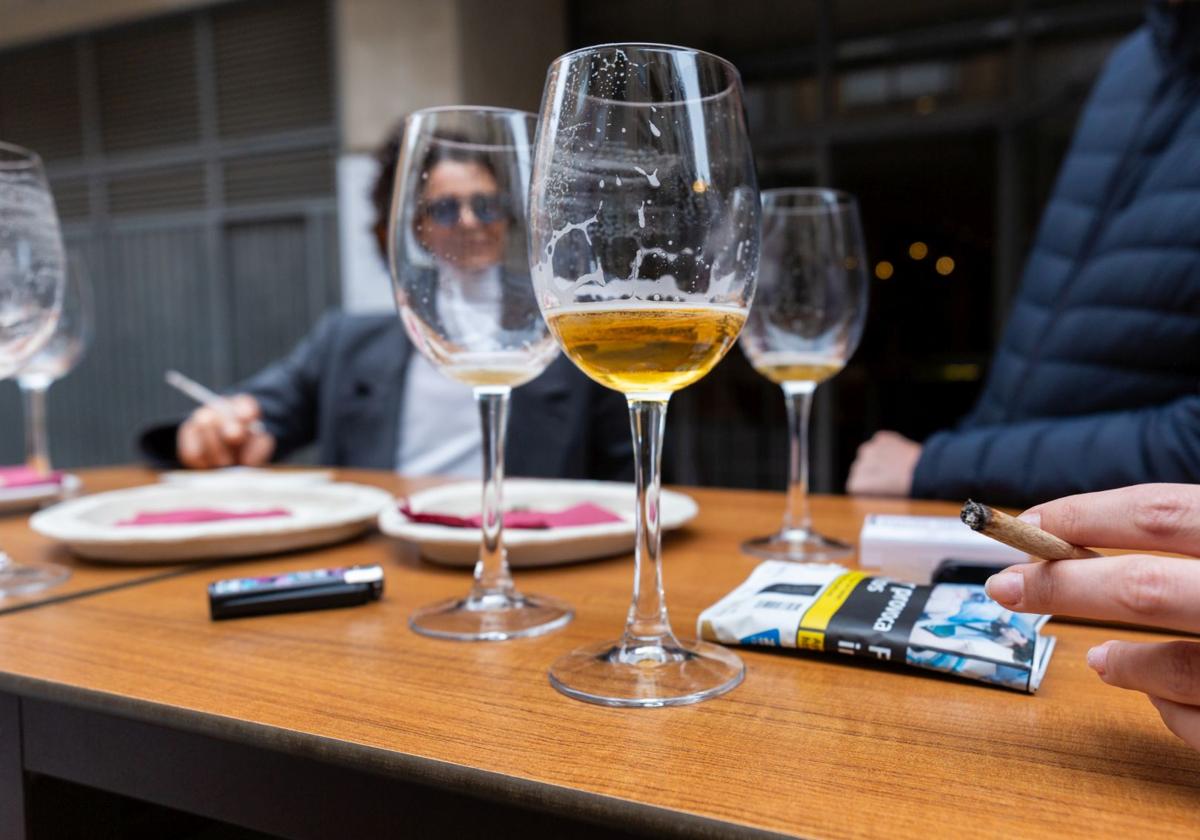 Los hosteleros ven «desproporcionada» la prohibición de fumar en las terrazas | la verdad