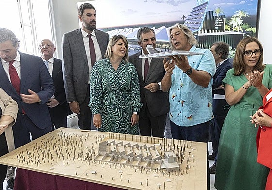 Autoridades observan la maqueta del proyecto de la Fremm, durante su presentación en julio de 2024.