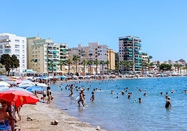 Bañistas disfrutan en Águilas.