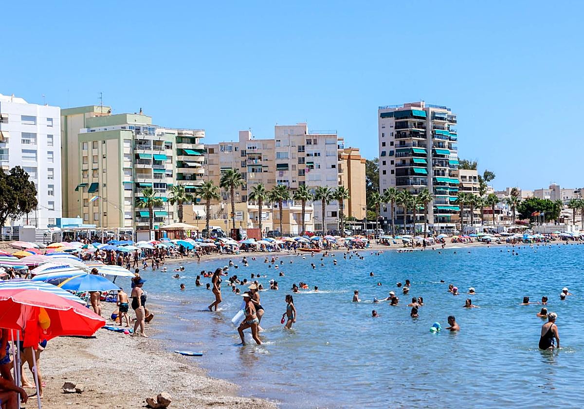 Bañistas disfrutan en Águilas.