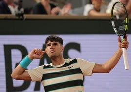 Carlos Alcaraz pide el calor del público, tras llevarse un punto ante Dzumhur.