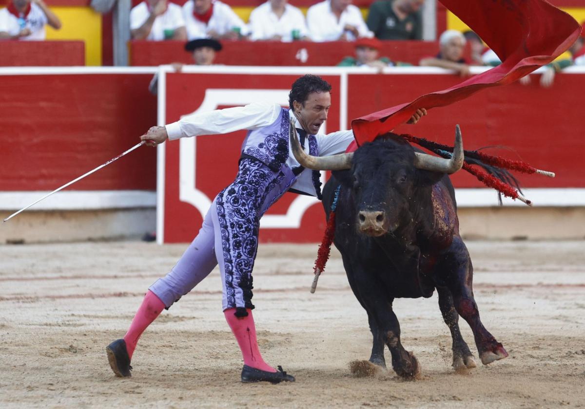 Rafal Rubio 'Rafaelillo', en plena lidia de un toro en el coso pamplonés en la feria de 2022.