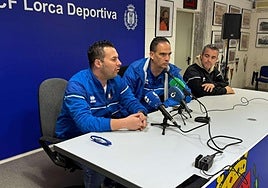 El presidente del Lorca Deportiva, Sergio Zyman, a la izquierda, en una rueda de prensa.