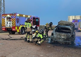 Bomberos trabajan en sofocar las llamas.