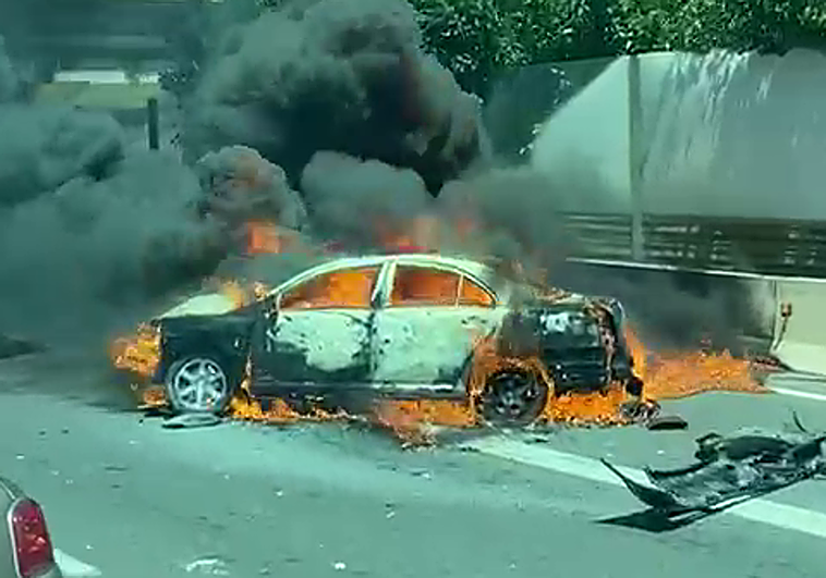 El vehículo incendiado.