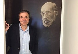 José Ramón Alonso, junto a un retrato de Santiago Ramón y Cajal.