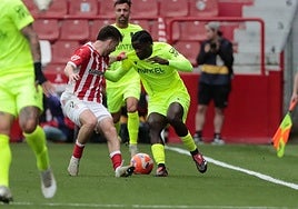 Assane Ndiaye conduce el balón en su último partido de la temporada con el Efesé, la semana pasada en El Molinón contra el Sporting de Gijón.