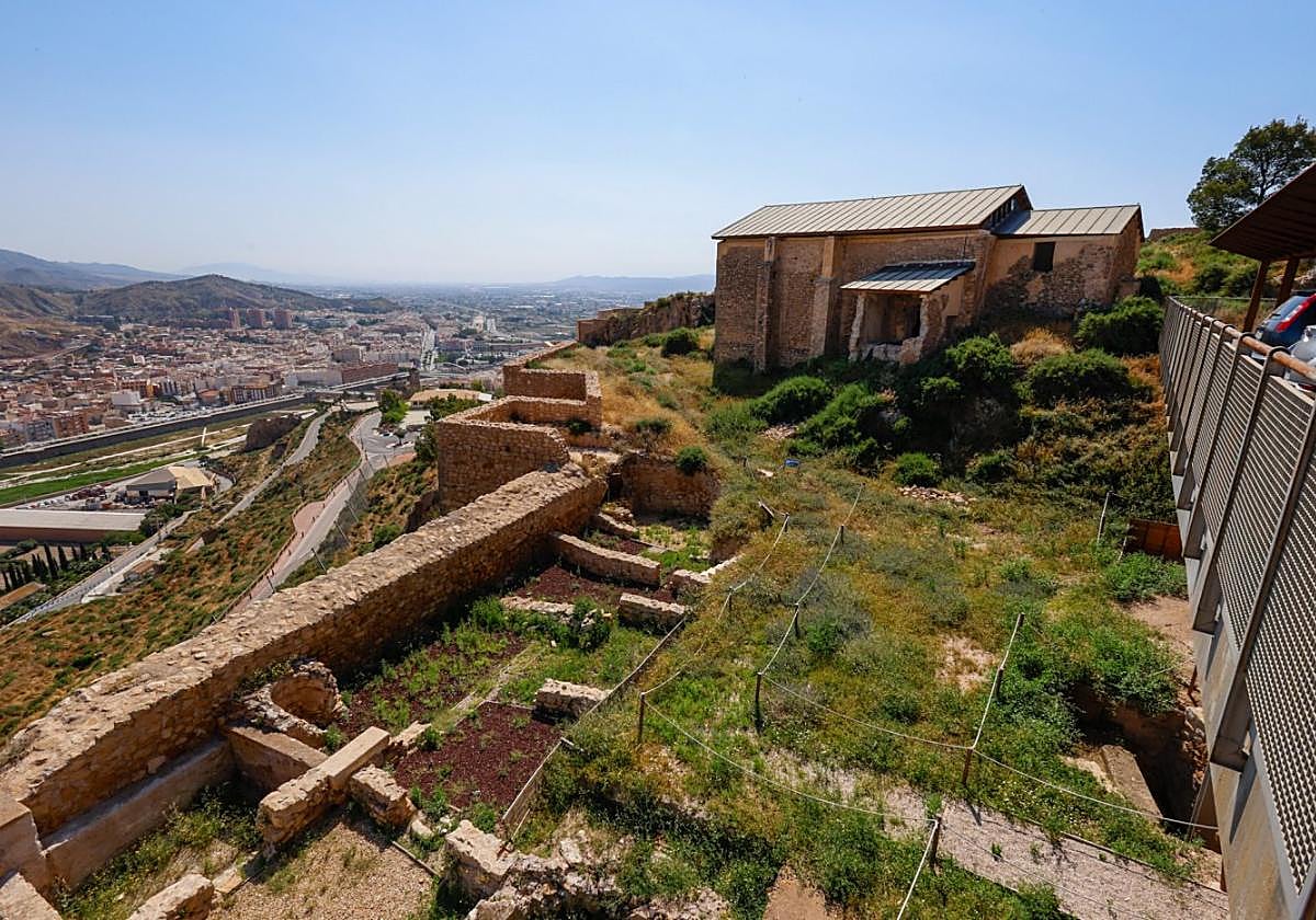 Ermita de San Clemente y restos del barrio judío en el castillo.