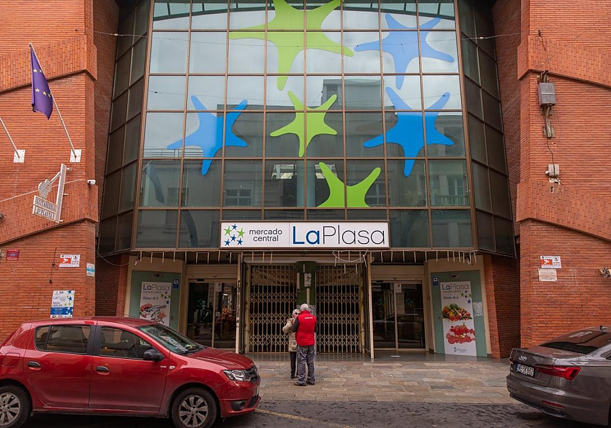 Entrada principal al edificio de La Plasa de Torrevieja.