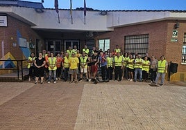 Los vecinos que el jueves participaron en las patrullas ciudadanas, antes de salir desde el centro cívico.