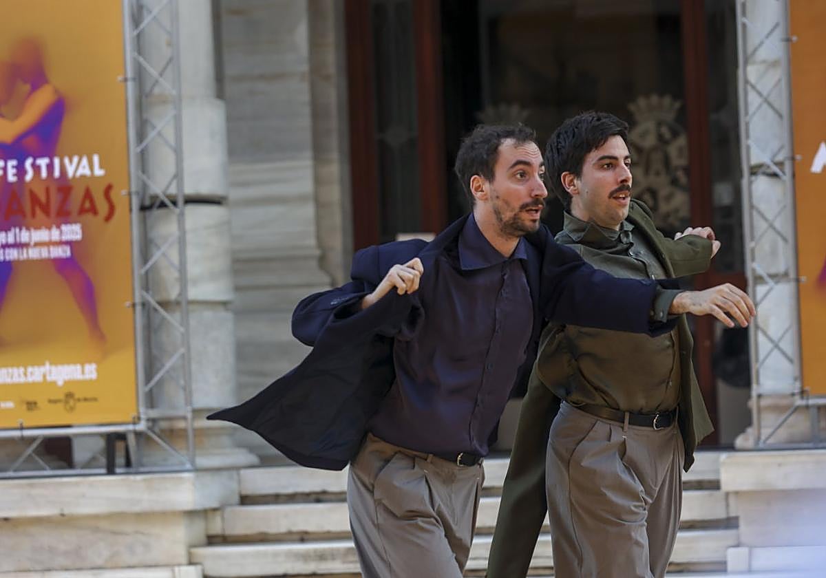 Los intérpretes Jon López y Martxel Rodríguez, en Cartagena.