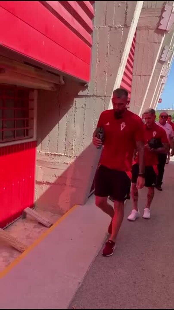Así calienta el ambiente la afición del Real Murcia antes del partido ante el Nàstic