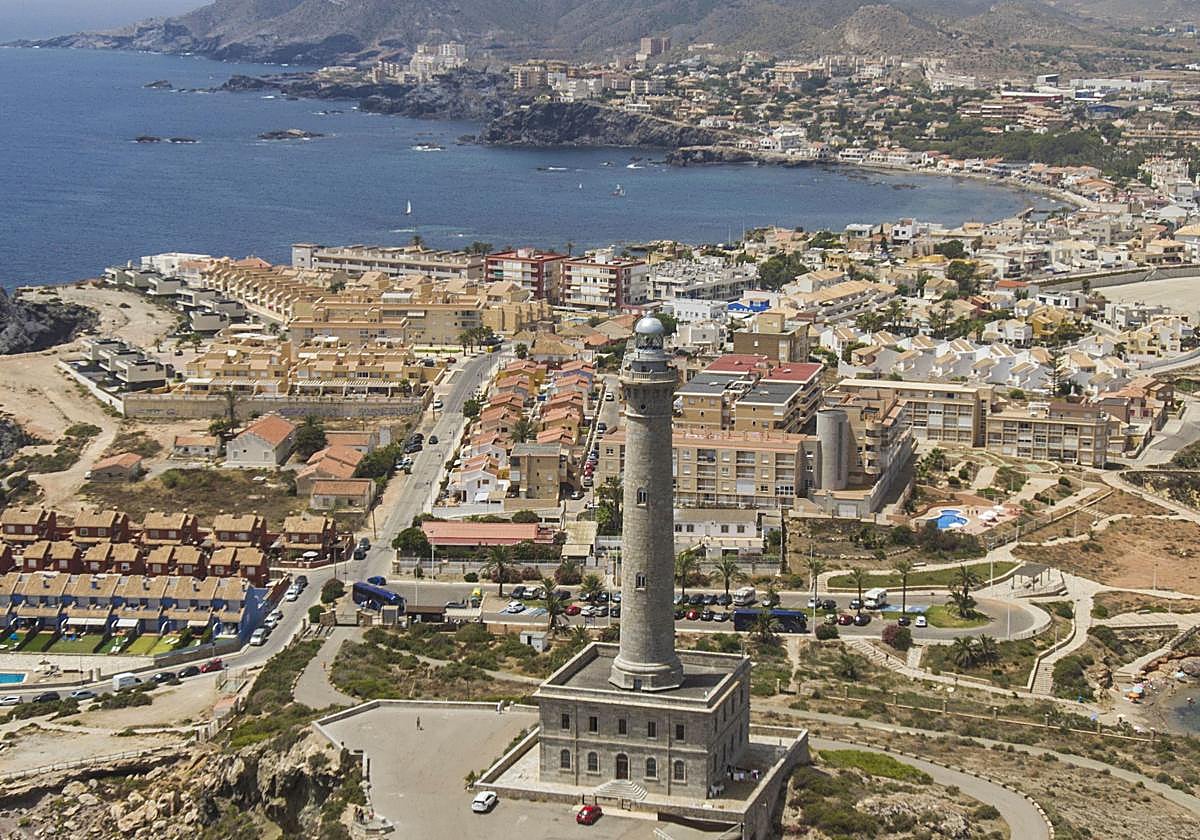 Panorámica del faro de Cabo de Palos, con la costa de Calblanque al fondo.