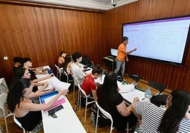 Un grupo de estudiantes del curso intensivo de la PAU que realiza la Academia Alba, en clase de Matemáticas.