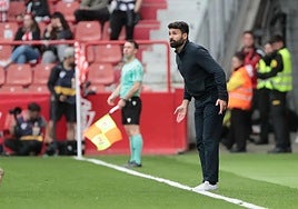Guillermo Fernández Romo da instrucciones a sus jugadores, la semana pasada en El Molinón.