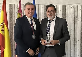 Carlos Bernabé y Ricardo Robles, con su reconocimiento.