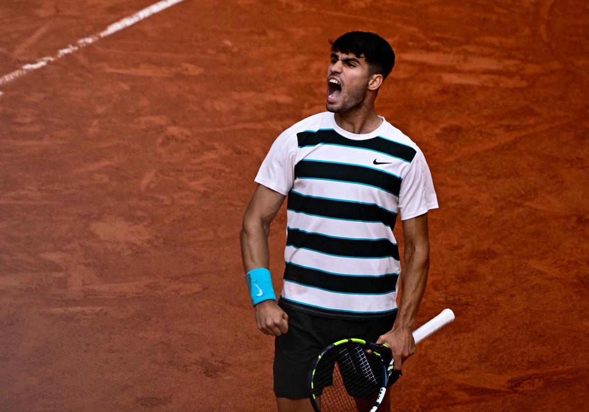 Carlos Alcaraz frena los cañones de Ben Shelton en Roland Garros para meterse en cuartos de final