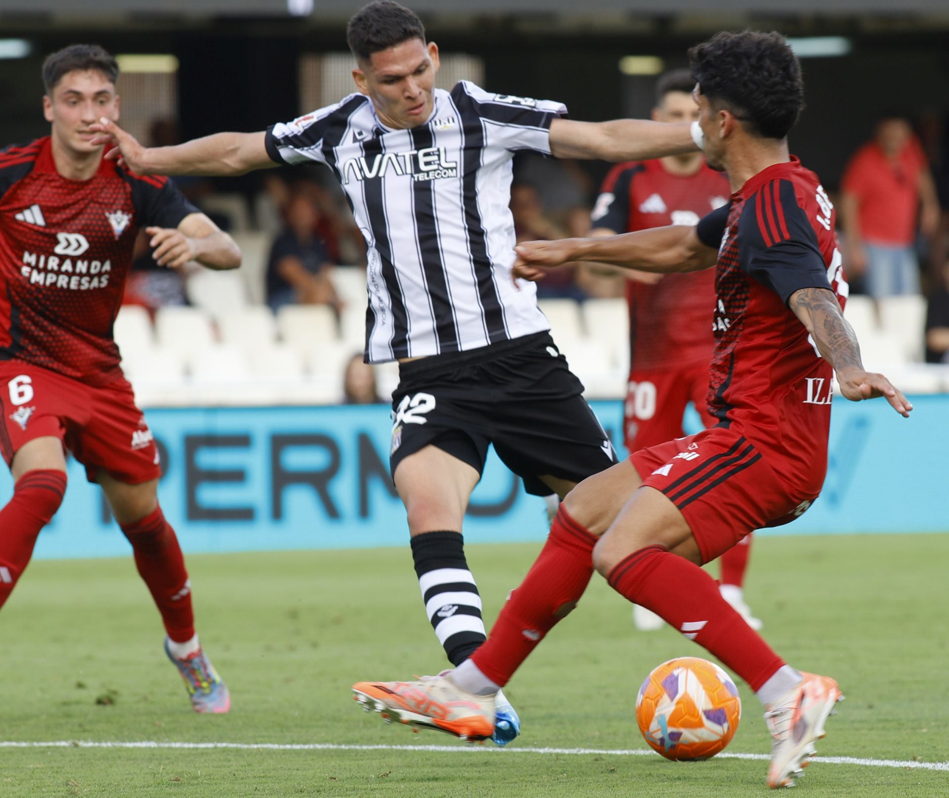La derrota del Cartagena frente al Mirandés, en imágenes