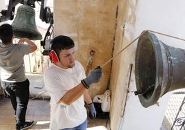 Dos de los miembros del grupo recién formado para la recuperación de la figura del campanero en acción el pasado domingo en la iglesia de San Fulgencio.