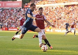 Pedro León, algo escorado, intenta rematar a portería en el tramo final del choque.