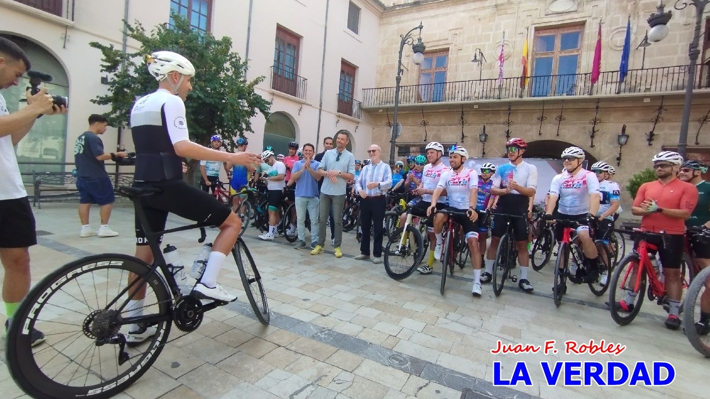 Imágenes de la salida de la Vuelta a España de José María López a beneficio de la FELL