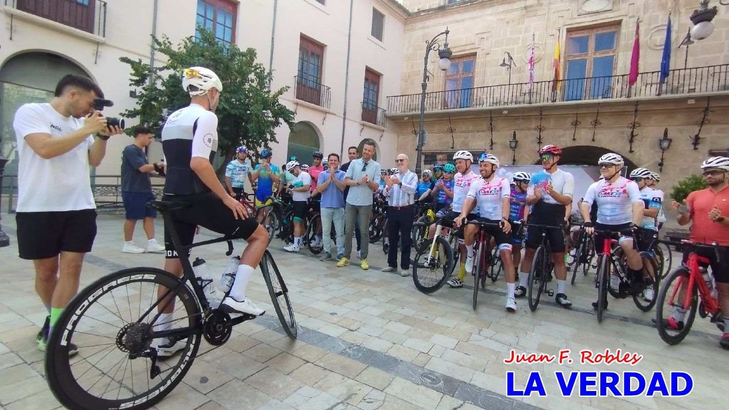 Imágenes de la salida de la Vuelta a España de José María López a beneficio de la FELL