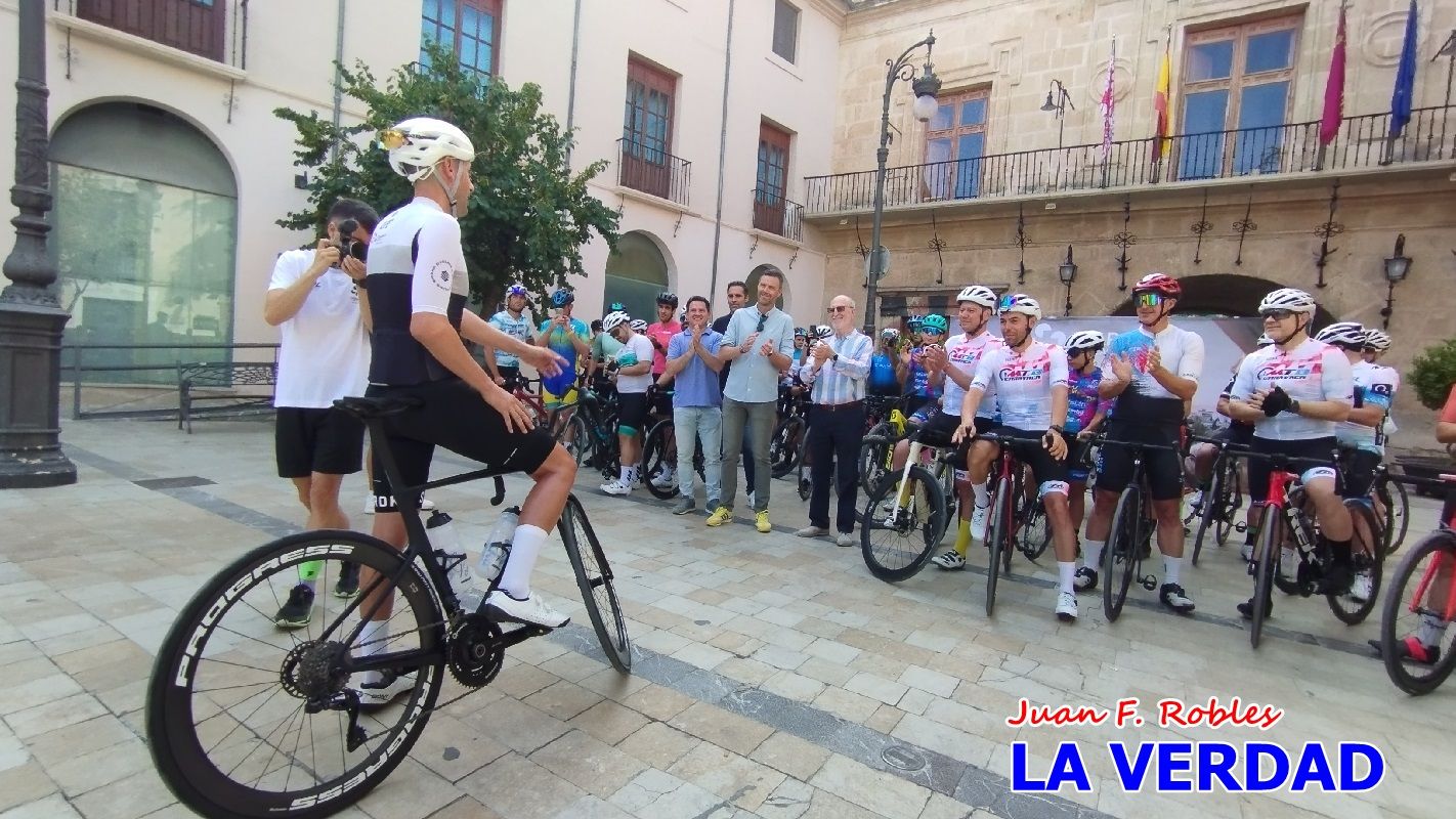 Imágenes de la salida de la Vuelta a España de José María López a beneficio de la FELL