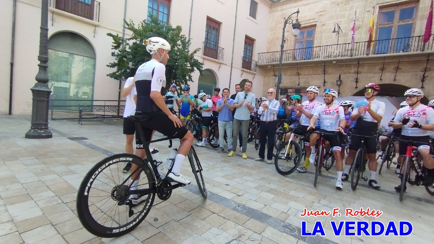 Imágenes de la salida de la Vuelta a España de José María López a beneficio de la FELL