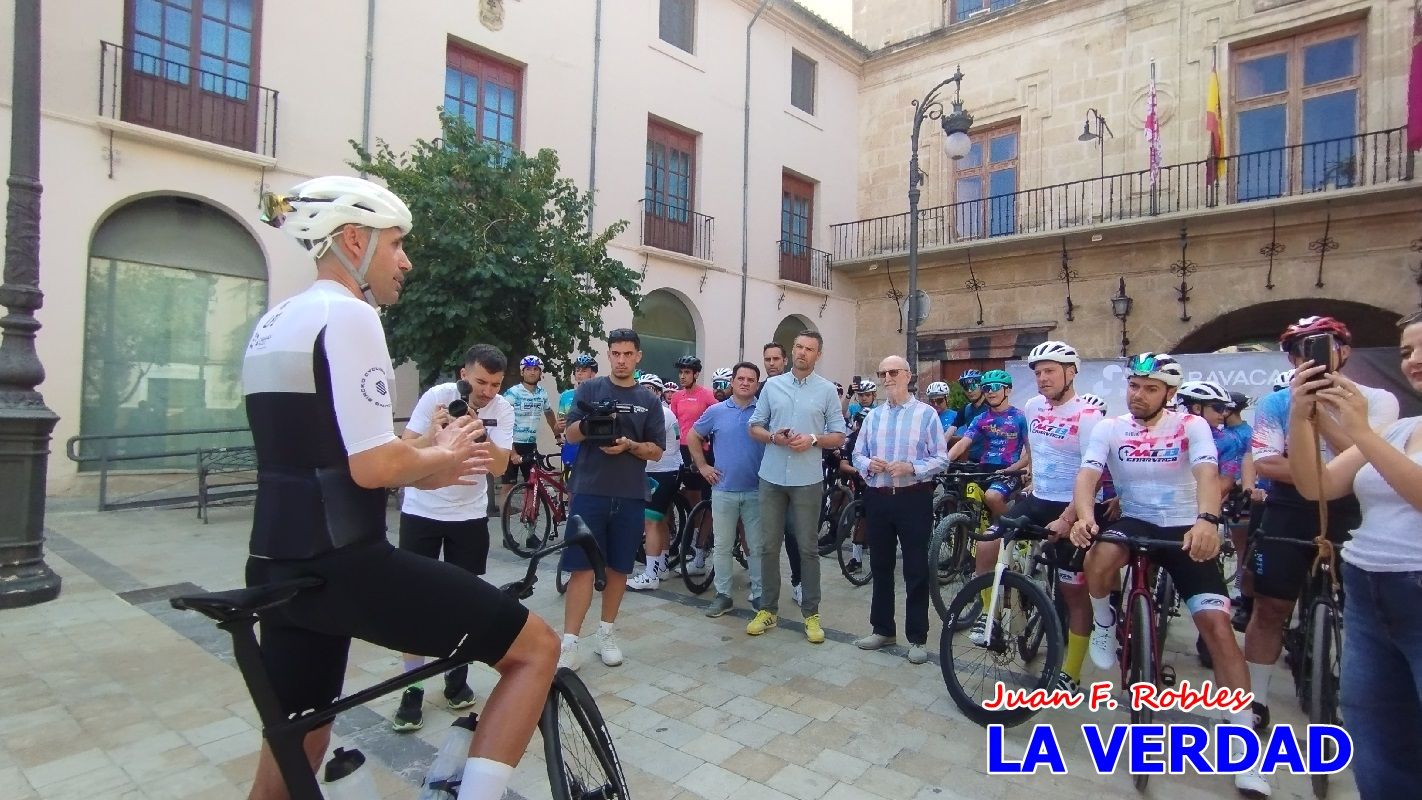 Imágenes de la salida de la Vuelta a España de José María López a beneficio de la FELL