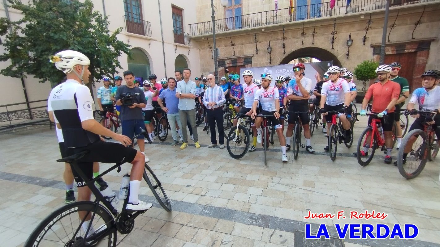 Imágenes de la salida de la Vuelta a España de José María López a beneficio de la FELL