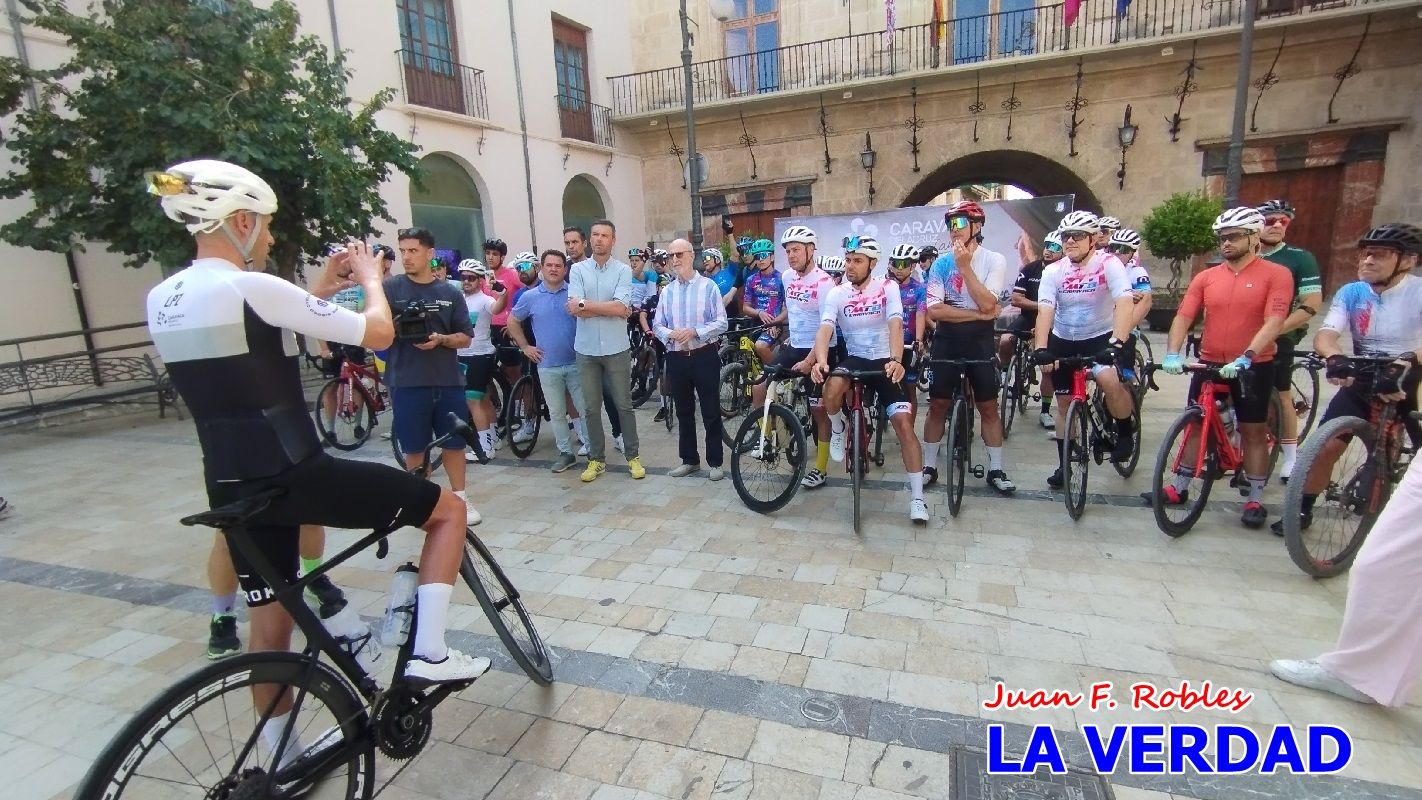 Imágenes de la salida de la Vuelta a España de José María López a beneficio de la FELL