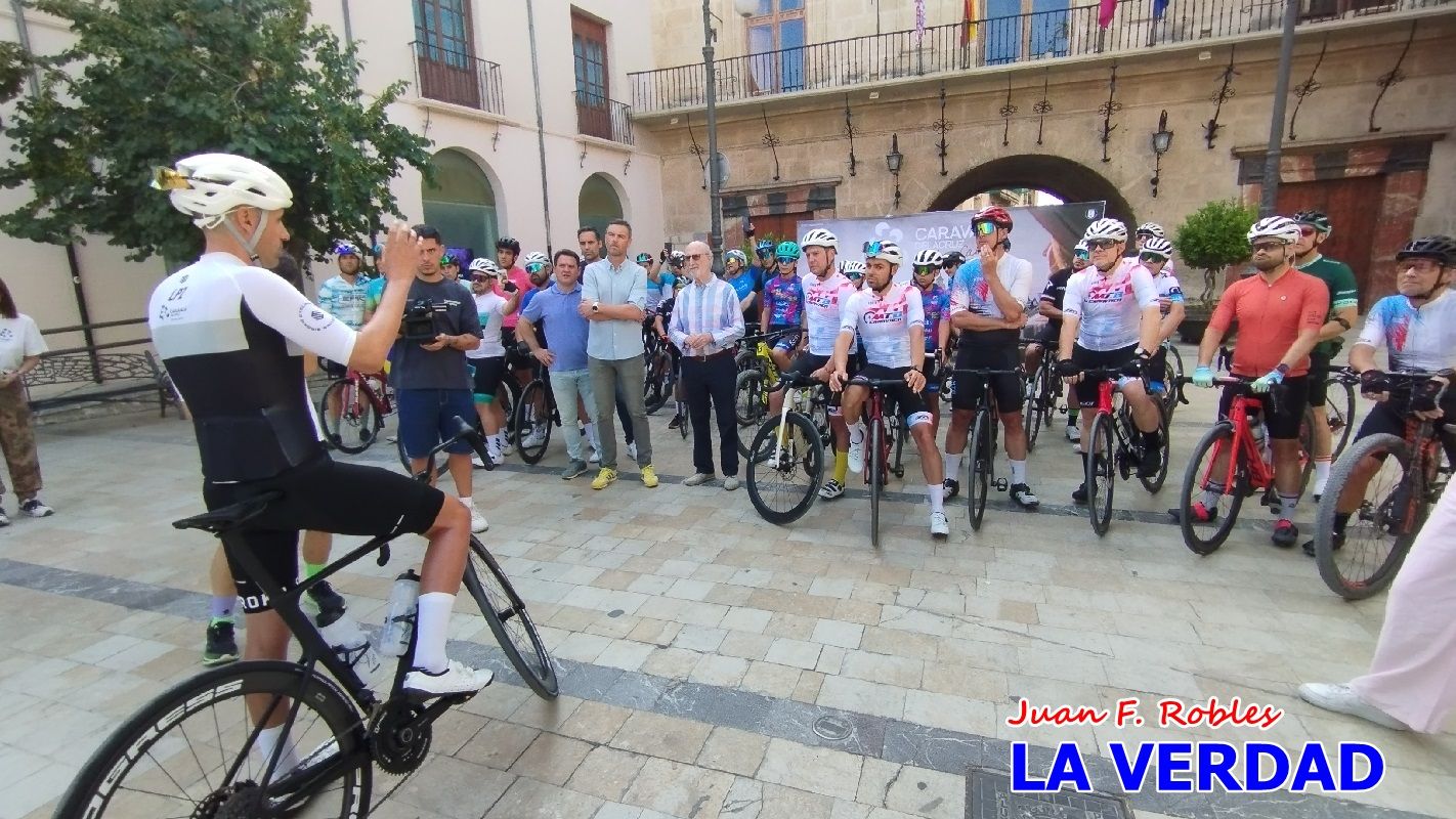 Imágenes de la salida de la Vuelta a España de José María López a beneficio de la FELL