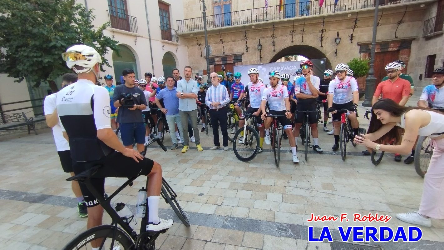 Imágenes de la salida de la Vuelta a España de José María López a beneficio de la FELL