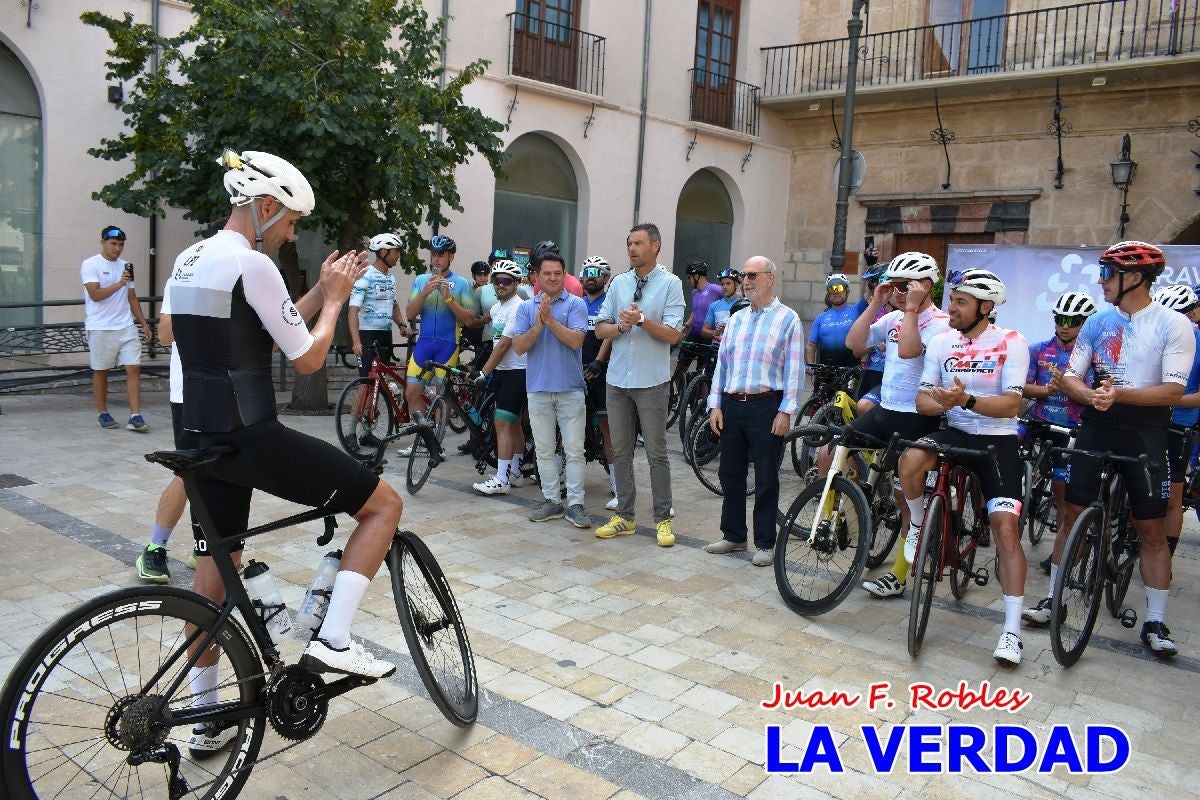 Imágenes de la salida de la Vuelta a España de José María López a beneficio de la FELL