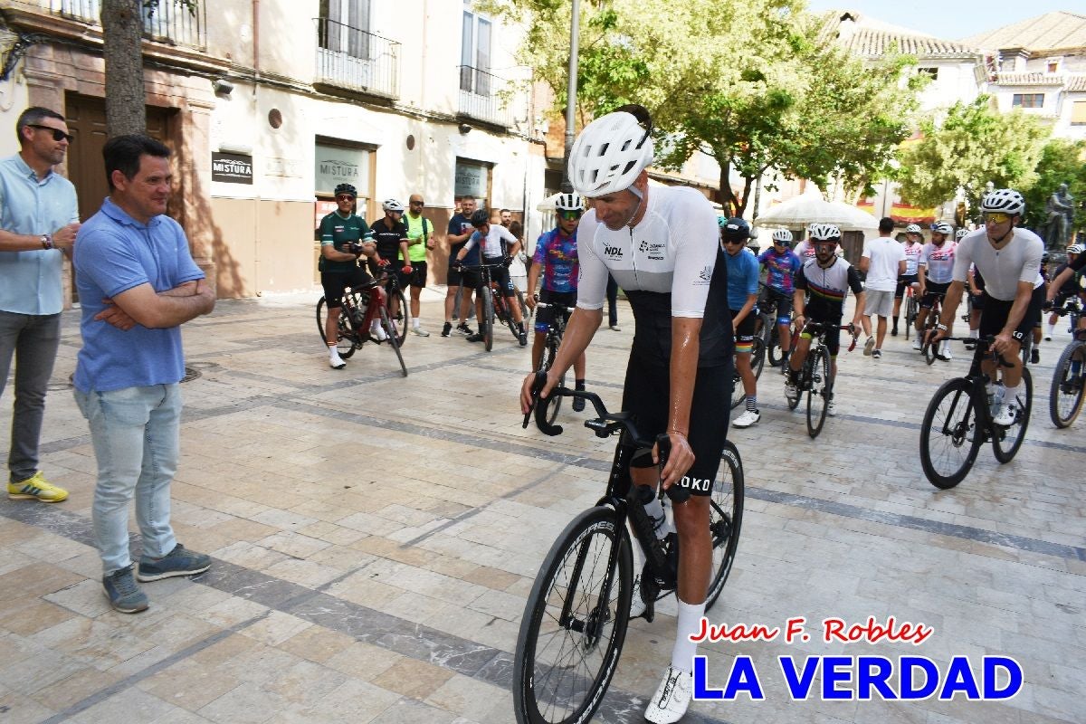 Imágenes de la salida de la Vuelta a España de José María López a beneficio de la FELL