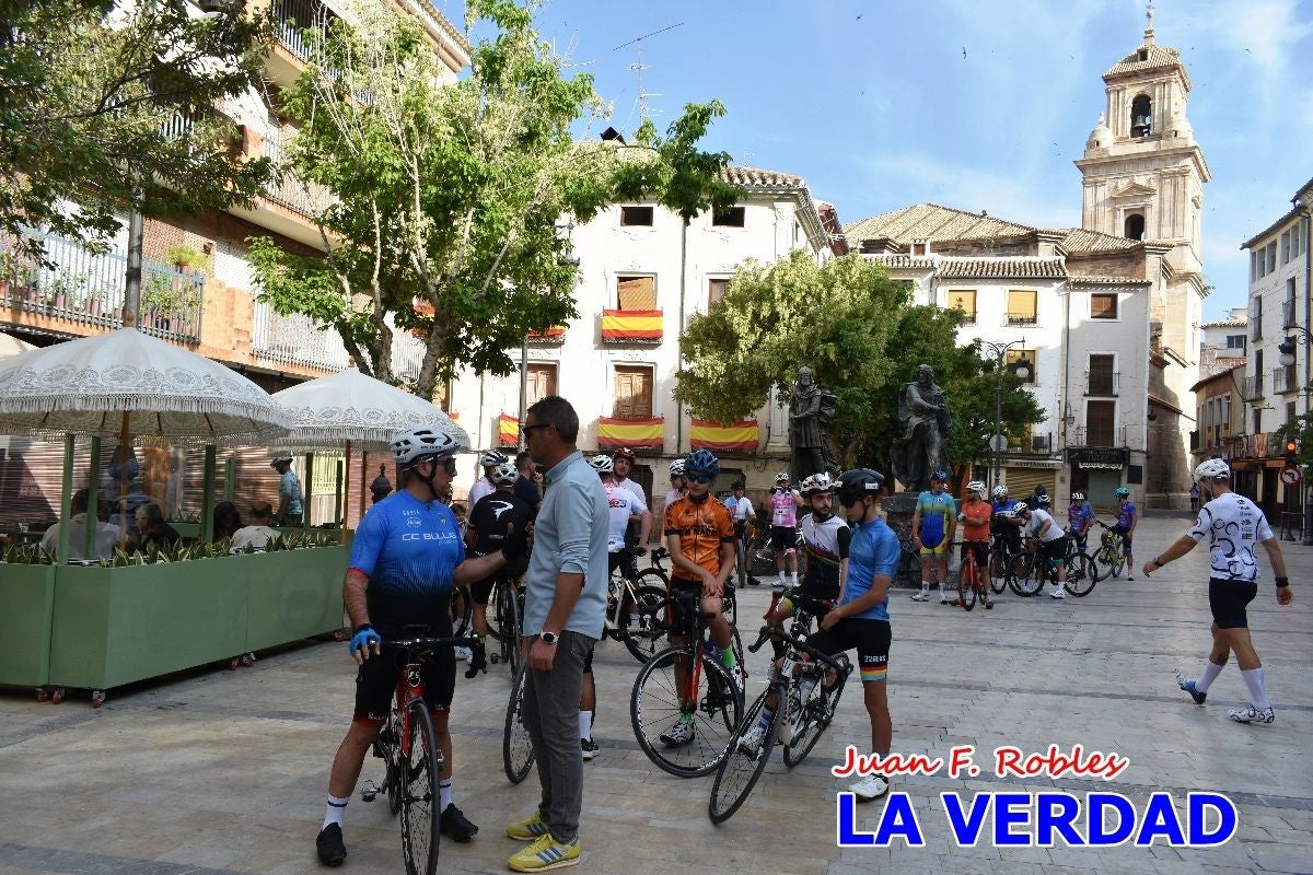 Imágenes de la salida de la Vuelta a España de José María López a beneficio de la FELL