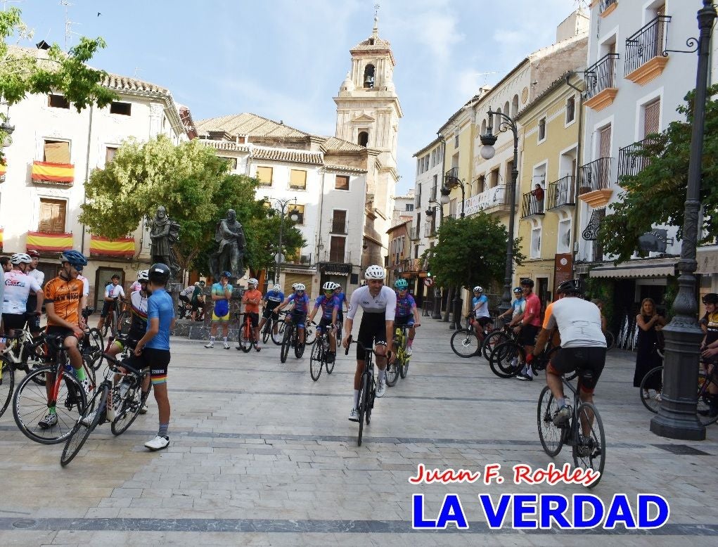 Imágenes de la salida de la Vuelta a España de José María López a beneficio de la FELL