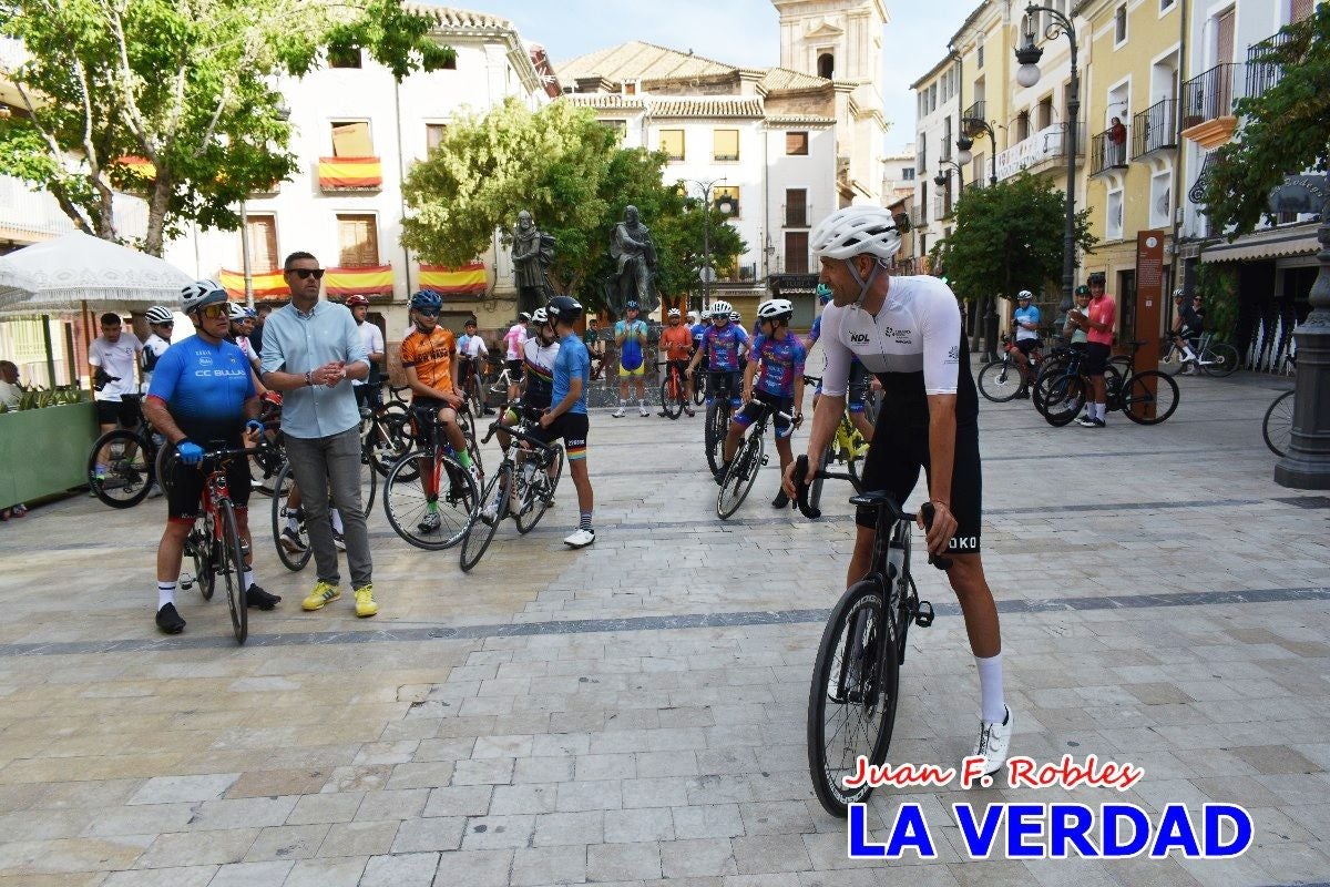 Imágenes de la salida de la Vuelta a España de José María López a beneficio de la FELL