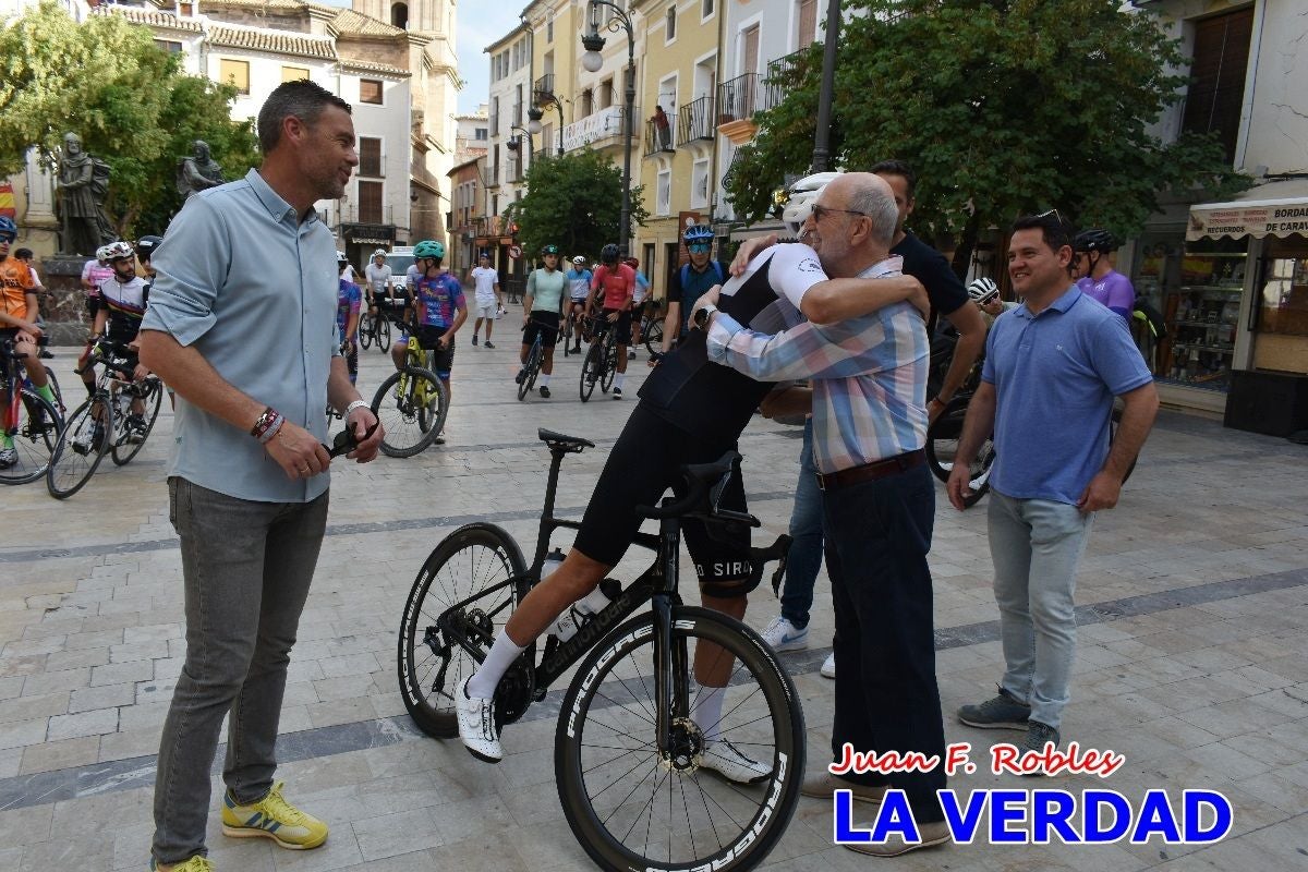Imágenes de la salida de la Vuelta a España de José María López a beneficio de la FELL
