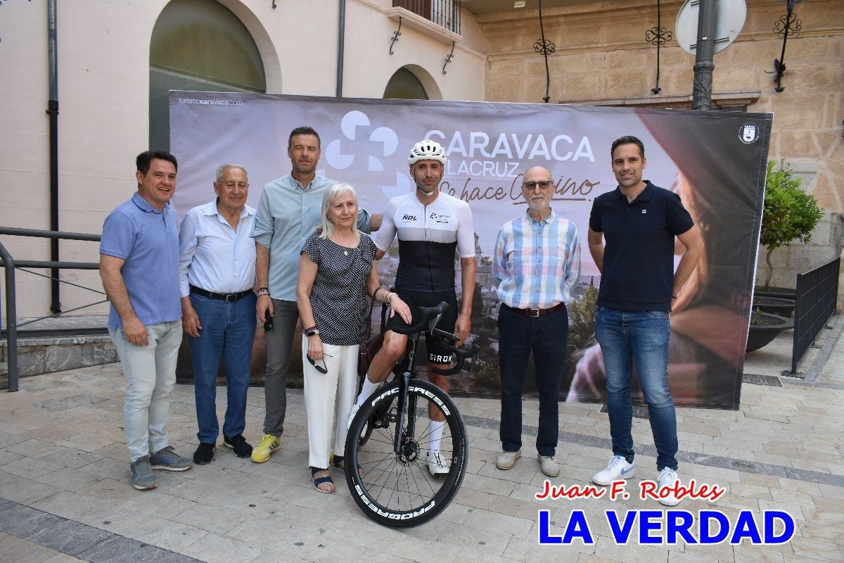 Imágenes de la salida de la Vuelta a España de José María López a beneficio de la FELL