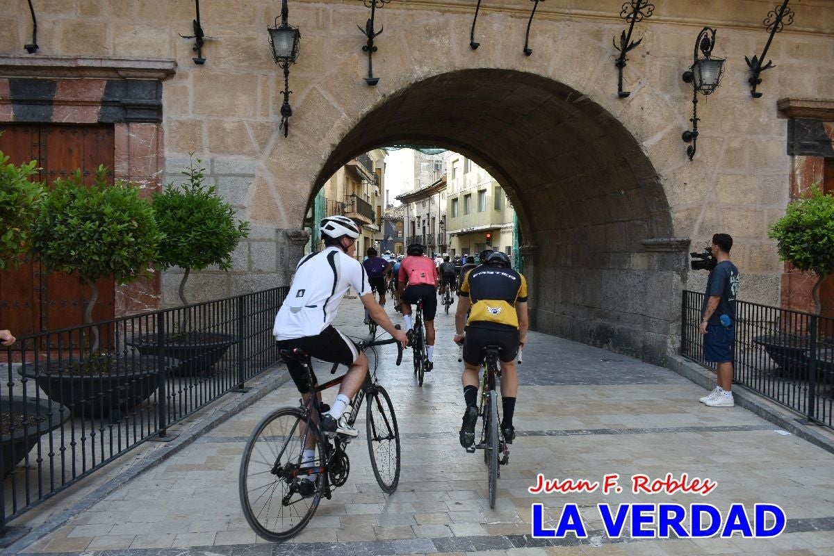 Imágenes de la salida de la Vuelta a España de José María López a beneficio de la FELL