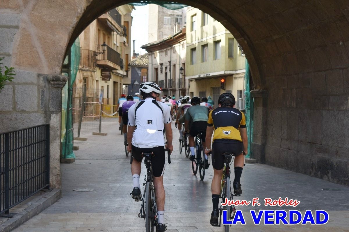 Imágenes de la salida de la Vuelta a España de José María López a beneficio de la FELL