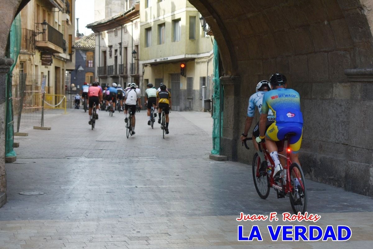 Imágenes de la salida de la Vuelta a España de José María López a beneficio de la FELL