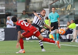 Nacho Martínez da un pase ante la presión de Iker Benito, este domingo.