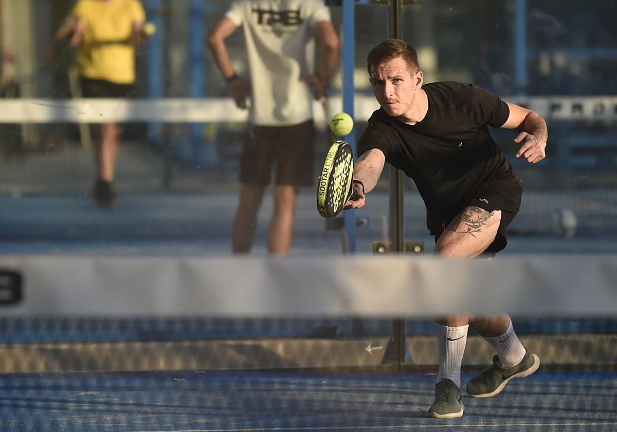 Imagen principal - Varias personas disputan un partido de pádel en el Club Padel Brothers Murcia, la pasada semana.