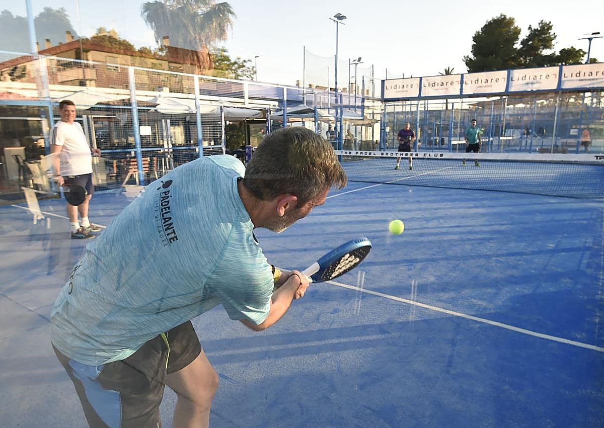 Imagen secundaria 1 - Varias personas disputan un partido de pádel en el Club Padel Brothers Murcia, la pasada semana.