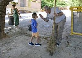 Fernando, conserje del colegio Alejandro Valverde, con Álvaro, que tiene TEA.