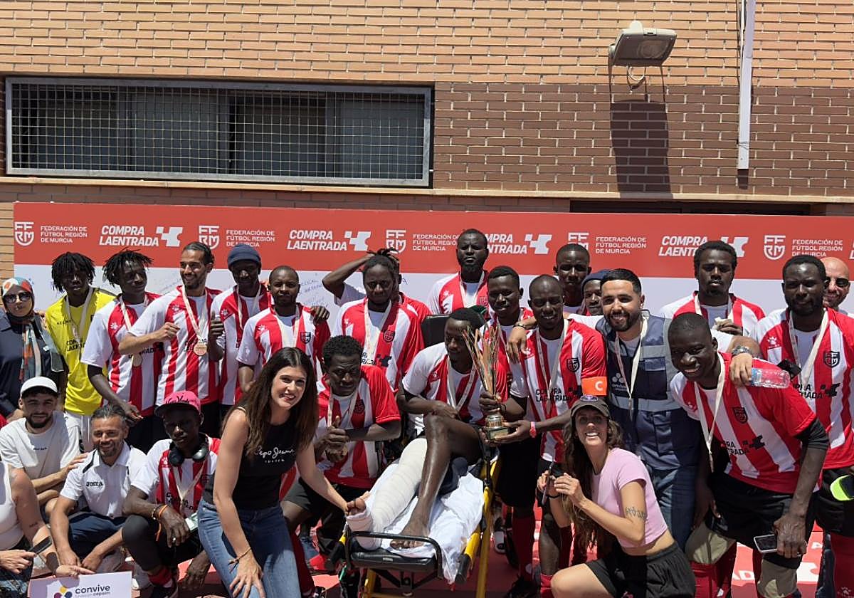 Los jugadores del equipo de Cepaim posan con autoridades y trabajadores sociales tras conquistar el Torneo en Red.